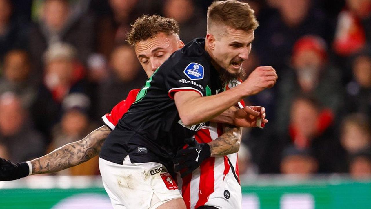 FC Twente Dilibas PSV Eindhoven 1-6, Mees Hilgers Tampil 60 Menit