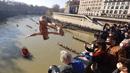 Marco Fois dari Italia melompat ke Sungai Tiber dari Jembatan Cavour setinggi 18 meter (59 kaki) untuk merayakan Tahun Baru di Roma, 1 Januari 2022. (AP Photo/Riccardo De Luca)