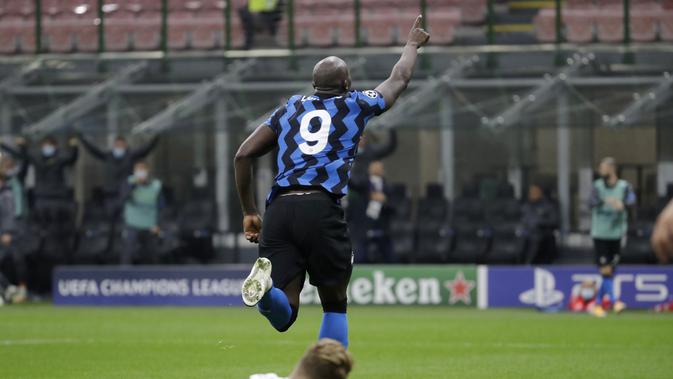 Romelu Lukaku dari Inter Milan melakukan selebrasi setelah mencetak gol pembuka timnya selama pertandingan sepak bola grup B Liga Champions antara Inter Milan dan Borussia Moenchangladbach di stadion San Siro di Milan, Italia, Rabu, 21 Oktober 2020. (Foto