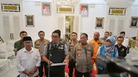 Gubernur Jawa Barat Ridwan Kamil memimpin rapat koordinasi lintas sektoral penanganan kebencanaan Cianjur di Pendopo Kabupaten Cianjur, Senin (21/11/2022) malam. (Foto: Biro Adpim Jabar)