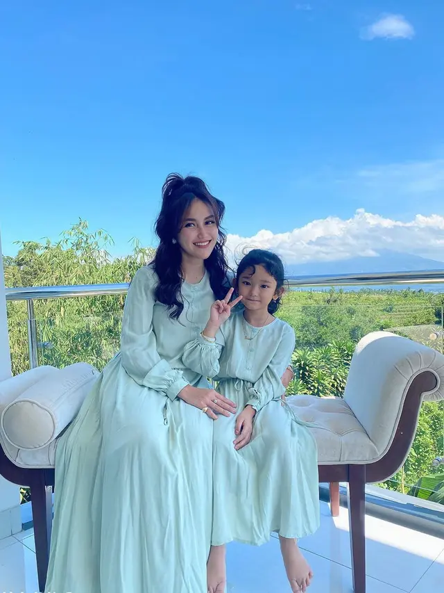 6 Potret Kebersamaan Ayu Ting Ting dan Keluarga Rayakan Lebaran di Rumah Bogor
