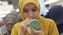 Peserta berdandan saat mengikuti audisi Putri Muslimah Indonesia 2016 di Jakarta, Minggu (24/4). Ajang tersebut diadakan untuk mencari bakat terbaik dari muslimah yang memiliki kriteria akhlak, bakat, dan cantik. (Liputan6.com/Immanuel Antonius)