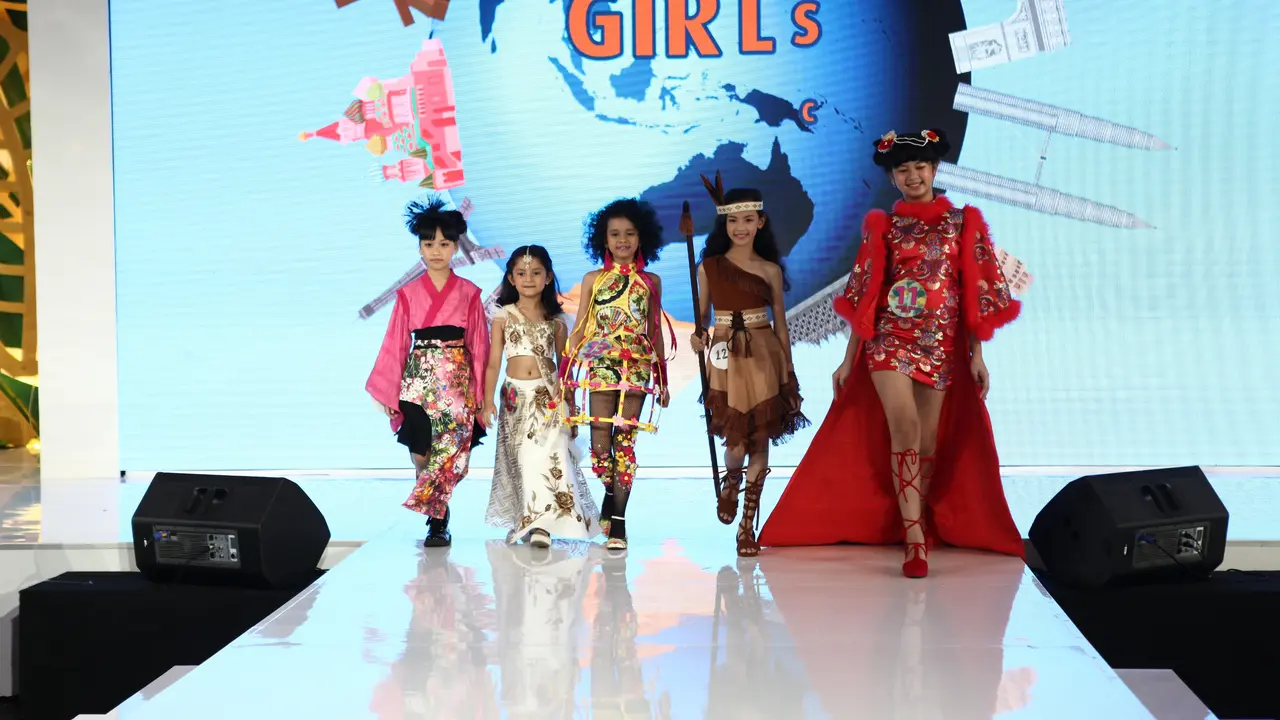 Aksi model muda di runway fashion show