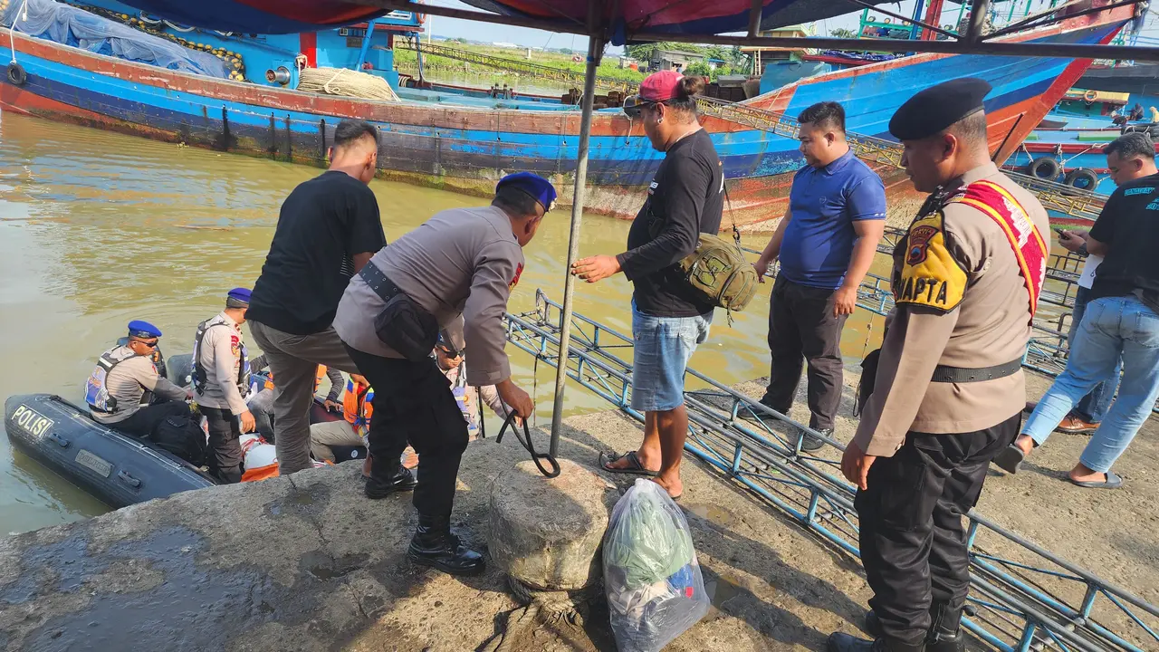 Aparat Polresta Pati mengevakusi jenazah ABK yang meninggal di atas kapal ikan saat berlayar.