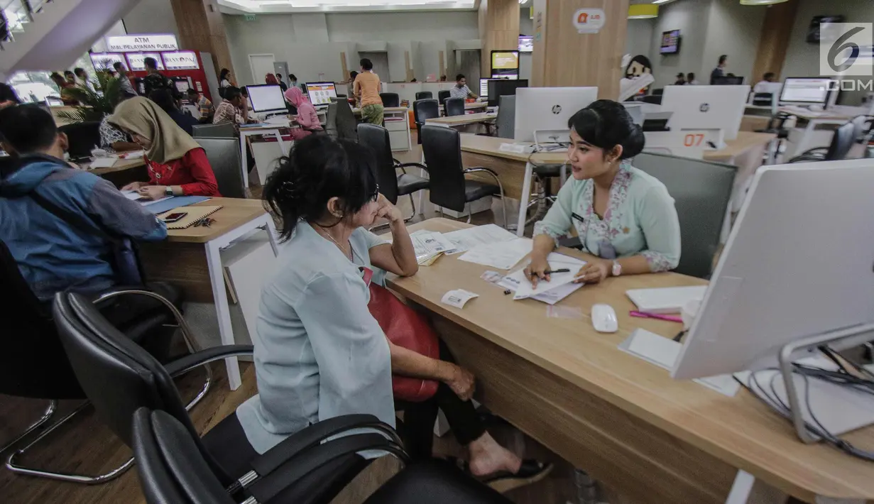 Perwakilan Provinsi Ombudsman RI berdiskusi dengan petugas di Mal Pelayanan Publik Provinsi DKI Jakarta, Jumat (8/11). Kunjungan ini bentuk apresiasi Ombudsman RI terhadap semangat peningkatan kualitas pelayanan publik. (Liputan6.com/Faizal Fanani)