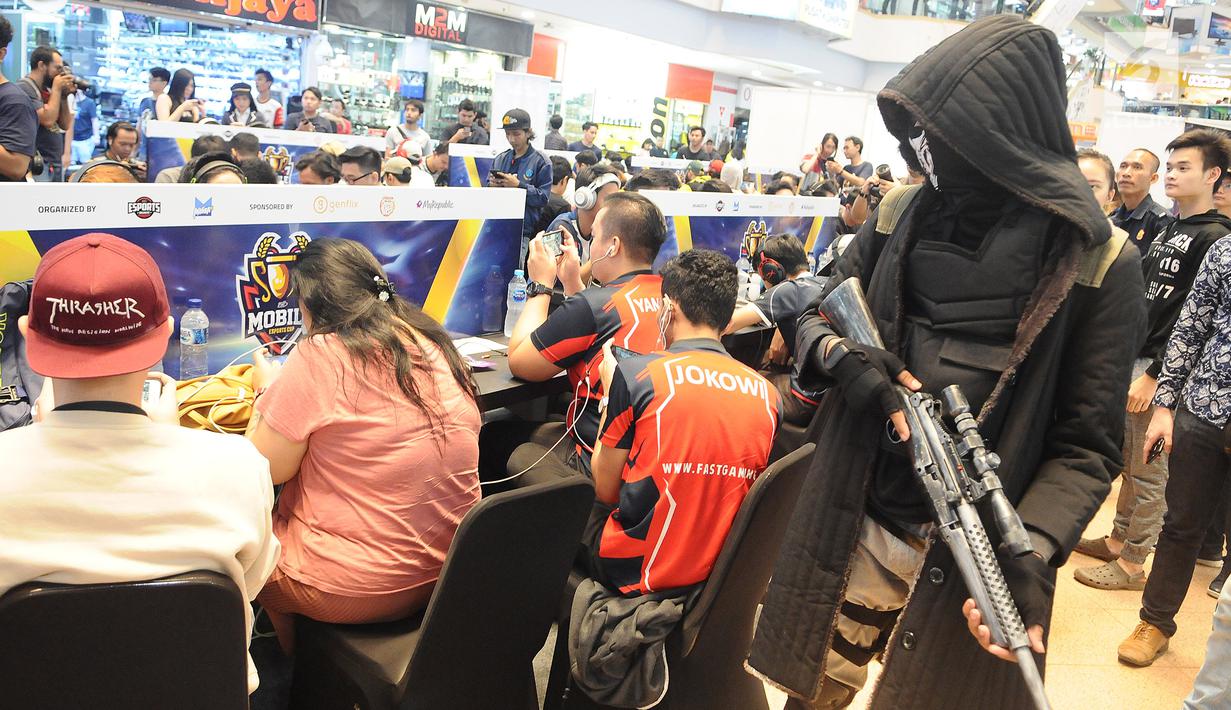 Suasana kompetisi NXL Mobile Esports Cup 2019 di lantai dasar Mangga Dua Mall, Jakarta, Minggu (17/3). NXL menghadirkan turnamen offline untuk menantang kemampuan para gamer, khususnya di game Mobile Legends dan PUBG Mobile. (Liputan6.com/Herman Zakharia)