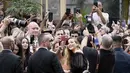 Jennifer Lawrence berselfie dengan penggemar saat menghadiri pemutaran perdana " Causeway " selama Toronto International Film Festival di Toronto, Sabtu (10/9/2022). (Photo by Evan Agostini/Invision/AP)