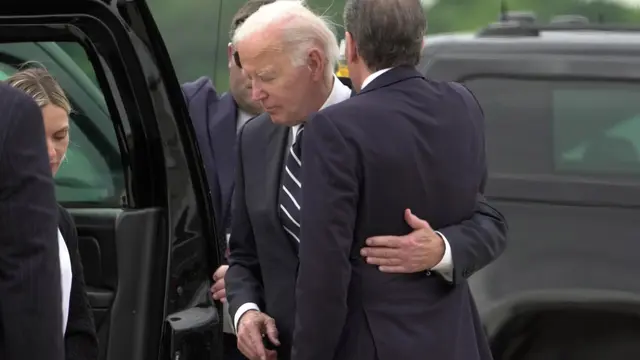 Presiden AS Joe Biden memeluk putranya Hunter Biden yang divonis atas kasus kepemilikan senjata ilegal. (AP/Manuel Balce Ceneta)