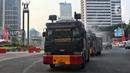 Kendaraan water canon Brimob Polda Metro Jaya menyemprotkan air di kawasan Bundaran HI, Jakarta, Rabu (23/8/2023). Pemerintah Provinsi (Pemprov) DKI Jakarta dan Polda Metro Jaya melakukan penyemprotan air di sepanjang Jalan Medan Merdeka Barat hingga Patung Pemuda Membangun Senayan sebagai upaya untuk mengurangi polusi udara dan mengatasi cuaca panas di Ibu Kota. (Liputan6.com/Angga Yuniar)