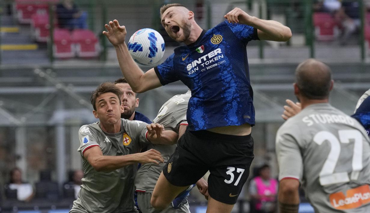 Bermain di depan publik sendiri, Inter Milan langsung menekan di awal pertandingan babak pertam. Hasilnya, skuat Nerazzurri langsung unggul ketika laga berjalan enam menit lewat Milan Skriniar. Dirinya berhasil menanduk bola hasil sepakan Hakan Calhanoglu. (Foto: AP/Antonio Calanni)