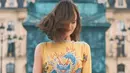 Artis cantik berusia 31 tahun itu pancarkan auranya mahalnya dengan busana yang vibrant [@claurakiehl]
