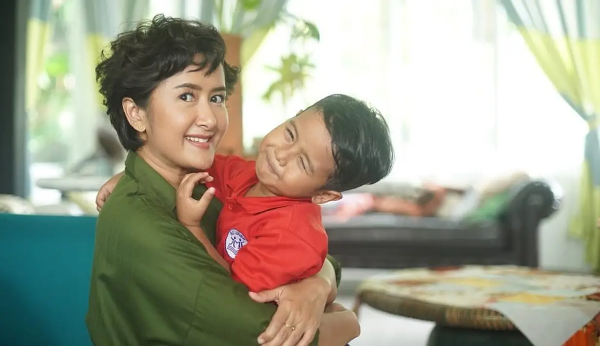 "Bapak pakai baju abu-abu dan celana pendek," kata dia. "Seperti biasa ya," timpal Widi Mulia. (Instagram/thesasonosfam)