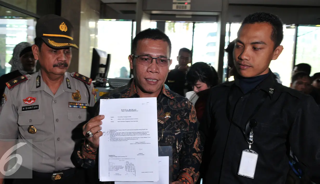 Anggota Komisi III DPR RI asal Fraksi PDI Perjuangan, Masinton Pasaribu  membawa beberapa dokumen saat tiba di Gedung Komisi Pemberantasan Korupsi (KPK), Jakarta, Selasa (22/9/2015). (Liputan6.com/Andrian M Tunay)