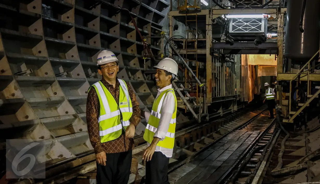 Presiden Jokowi dan Gubernur DKI Jakarta Basuki Tjahaja Purnama tampak tertawa disela meninjau proyek MRT di Stasiun Dukuh Atas, Jakarta, Jumat (30/9). Pemerintah menargetkan MRT selesai 2018 atau saat perhelatan Asian Games. (Liputan6.com/Faizal Fanani)