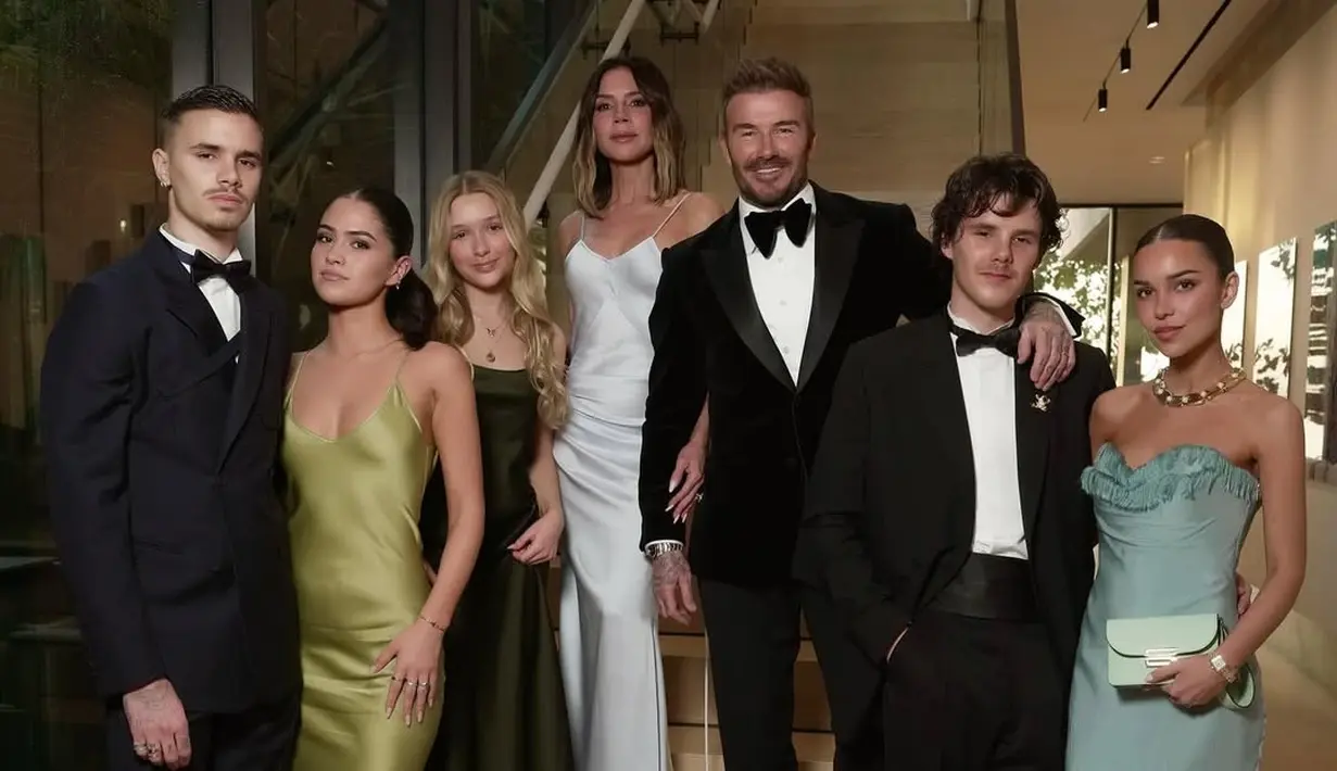 Jackie Apostel pun sepertinya sudah diterima di keluarga Beckham. Ia pun turut hadiri acara keluarga untuk dampingi Cruz Beckham [@jackie_apostel]