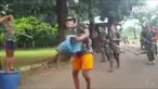 Menggunakan peralatan sampah, mereka memperagakan parade dengan ceria.