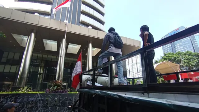 Unjuk rasa "Gerakan Bebaskan Bawaslu Dari Masalah Korupsi" di depan Kantor Kejaksaan Agung dan Komisi Pemberantasan Korupsi (KPK), Jakarta, Kamis (12/6/2025).