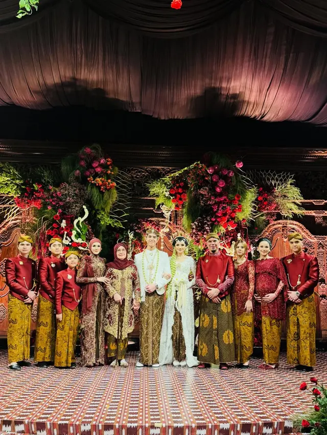 Potret Seragam Keluarga Manten El Rumi-Syifa Hadju, Maia Estianty hingga Mulan Jameela Kompak dalam Balutan Kebaya Kutubaru Maroon