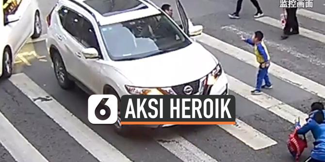 VIDEO: Viral, Bocah Tendang Mobil Usai Ibunya Tertabrak