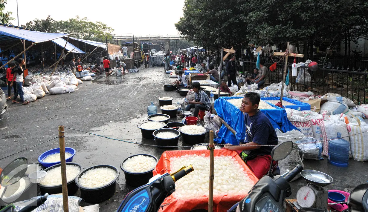 Sejumlah pedagang kolang-kaling saat berjualan di Pasar Induk, Kramat Jati, Jakarta, Jumat (19/6/2015). Untuk memenuhi permintaan konsumen, pedagang kolang-kaling di pasar Induk, kramat jati menambah pasokan kolang-kaling. (Liputan6.com/Yoppy Renato)
