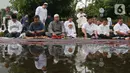 Satu per satu dari warga mengisi saf yang masih kosong. Terdengar lantunan takbir dikumandangkan di sana. (Liputan6.com/Herman Zakharia)