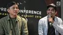 Musisi Yovie Widianto dengan Glenn Fredly memberi keterangan saat konferensi pers Konser Tanda Mata Glenn Fredly, Jakarta, Jumat (10/8). Konser tersebut akan digelar pada 30 September 2018 di Ciputra Artpreneur, Jakarta. (Liputaqn6.com/Faizal Fanani)