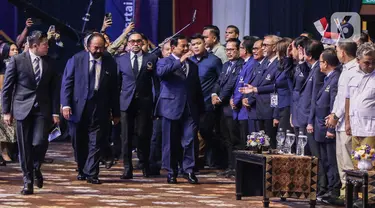 Ketua Umum Partai NasDem Surya Paloh (kiri) mendampingi Presiden terpilih Prabowo Subianto (kanan) saat menghadiri Penutupan Kongres III Partai NasDem di Jakarta Convention Center (JCC), Senayan, Jakarta, Selasa (27/8/2024). (Liputan6.com/Herman Zakharia)