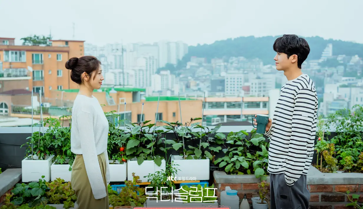 Namun, ketegangan itu tampaknya telah hilang ketika keduanya saling tersenyum, menimbulkan rasa ingin tahu tentang bagaimana hubungan mereka akan berubah setelah reuni tak terduga mereka. (Foto: Instgaram/ jtbcdrama)