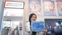 Seorang perempuan sedang menggunakan aplikasi MyPertamina. (Foto: Istimewa)