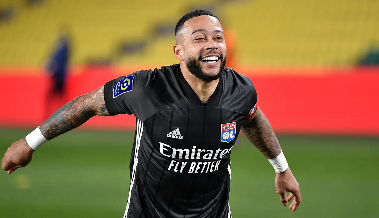 Memphis Depay. Barcelona mengumumkan mengikatnya secara gratis dari Olympique Lyon pada 20 Juni 2021. Setelah 5 musim berseragam Lyon, Depay akan bermain di klub sebesar Barcelona selama dua musim ke depan. Sebuah tantangan baginya setelah sempat gagal di Manchester United. (Foto: AFP/Loic Venance)