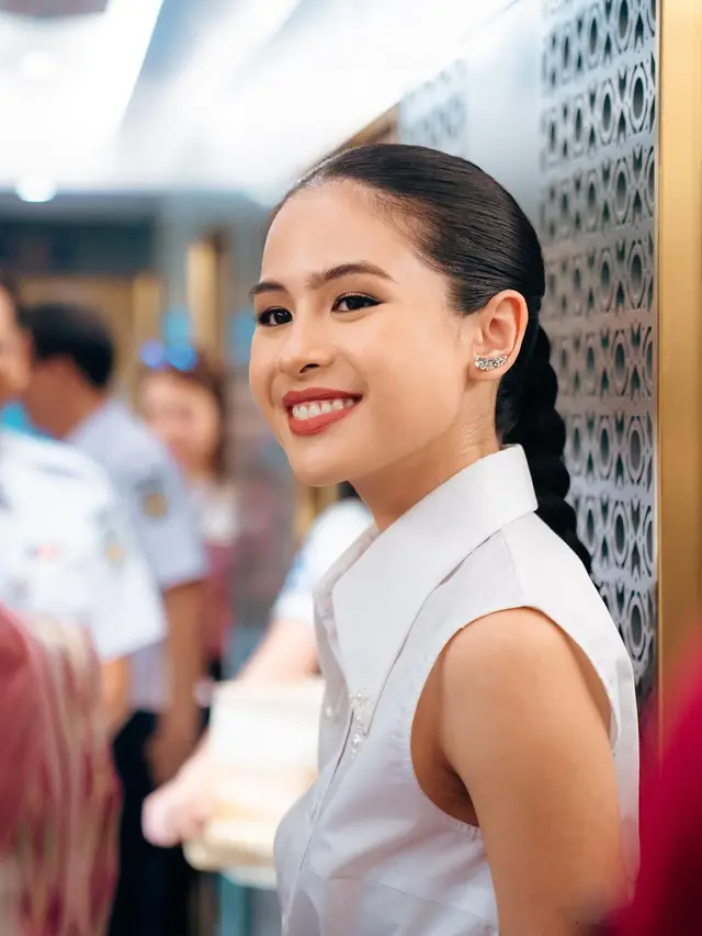 Maudy Ayunda Naik Kereta Suite Class Kompartemen