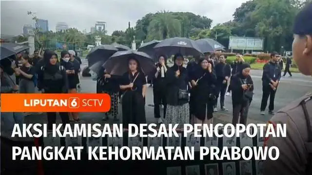 Massa Aksi Kamisan menuntut Presiden Joko Widodo mencopot pemberian pangkat kehormatan bagi Menteri Pertahanan, Prabowo Subianto. Pangkat Bintang Empat yang diberikan kepada Prabowo dinilai melukai hati keluarga korban dan Aktivis 98 yang masih hilan...