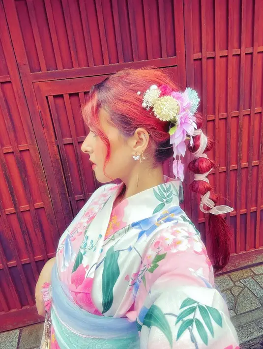 Selalu perfeksionis dalam setiap penampilan, Tasya juga merias rambutnya dengan indah. Rambut merahnya diikat dari ujung rambut sampai membentuk ikatan panjang. Di bagian atas, ibu satu anak itu juga menyisipkan berbagai bunga warna-warni yang mempercantik rambutnya. (Liputan6.com/IG/@tasyafarasya)