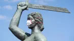 Patung Siren memakai masker terlihat di Warsawa, Polandia (20/4/2020). Pemerintah Polandia telah melonggarkan beberapa kebijakan pembatasan terkait pandemi COVID-19 pada Senin (20/4), dengan membuka kembali hutan dan taman untuk umum. (Xinhua/Jaap Arriens)