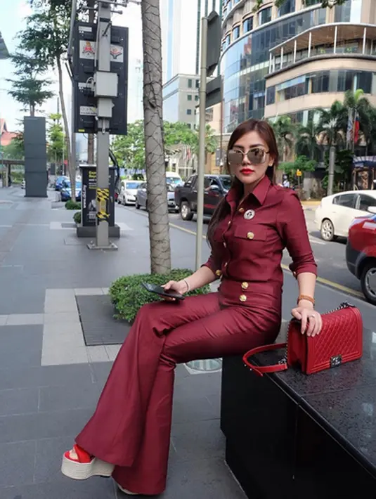 Bella mengaku tidak mendapat kabar secara langsung dari Adjie Pangestu karena menurutnya sudah tak ada lagi jalinan komunikasi di antara mereka sejak memutuskan untuk mengakhiri hubungannya. (Instagram/bellashofie5292)