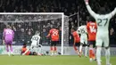Pemain Chelsea, Cole Palmer, mencetak gol ke gawang Luton Town pada laga pekan ke-20 Premier League 2023/2024 di Kenilworth Road, Sabtu (30/12/2023). (AP Photo/Alastair Grant)