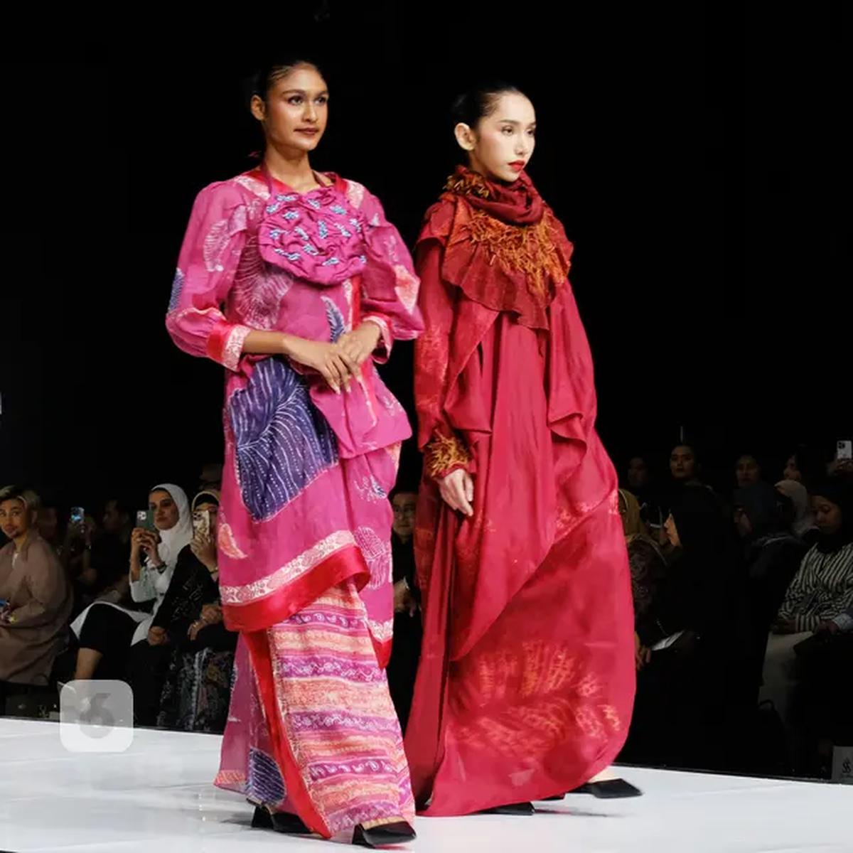 Koleksi baju Lebaran desainer Carmanita di opening show Garis Poetih Raya Festival 2025 di Jakarta Selatan, 16 Januari 2025. (Liputan6.com/Asnida Riani)