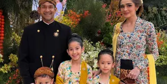 Yasmine Wildblood didapuk menjadi bridesmaid dengan tampilan adat Jawanya. Ia mengenakan kebaya kutu baru motif floral dipadukan selendang kuning dan bawahan kain batiknya. Rambutnya di tata sanggul klasik dihiasi melati. [@yaswildblood]