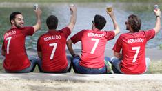 Sejumlah pendukung Portugal bersantai sambil menunggu laga final di sekitar Stade de France, Saint Denis, Prancis, Minggu (10/7/2016). (Bola.com/Vitalis Yogi Trisna)