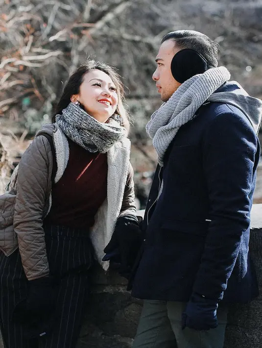 Potret kemesraan pasangan Nola B3 dan Baldy Mulya yang diunggah itu disukai puluhan ribu warganet. Doa awet mesra hingga akhir hayatnya tulis salah satu netizen. (Instagram/riafinola)