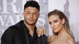 Perrie Edwards. Anggota grup band Inggris Little Mix ini menjalin hubungan dengan gelandang Liverpool, Alex Oxlade Chamberlain sejak Februari 2017. (AFP/Tolga Akmen)