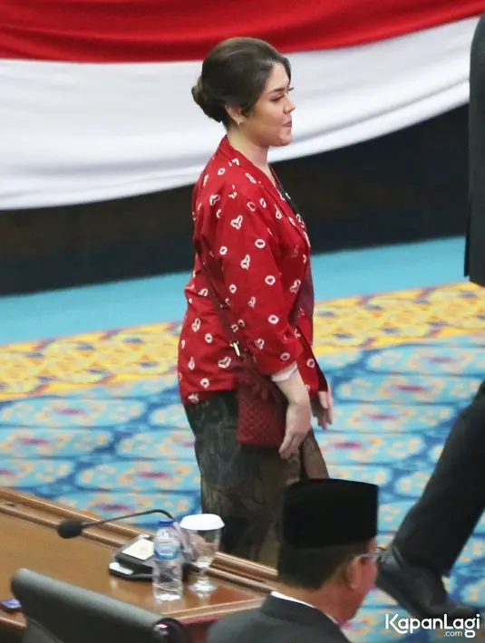<p>Dalam acara pelantikan, Tina Toon tampil kenakan kebaya kutubaru merah motif jumputan. Kebaya tersebut ia padukan dengan kain lilit batik warna coklat. [Dok/KLY/Budy Santoso].</p>