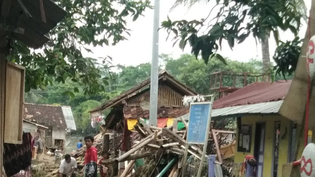 Sejumlah rumah warga mengalami kerusakan parah akibat terjangan banjir bandang dari luapan sungai Cikaso dan Cipalebuh, Kecamatan Pameungpeuk, Kamis malam. (Liputan6.com/Jayadi Supriadin)