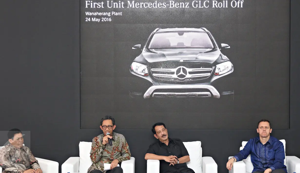 Direksi PT Mercedes-Benz Indonesia saat memberikan keterangan di Pabrik Wanaherang, Bogor, Jawa Barat, Selasa (24/5). Mercedes-Benz GLC yang dirakit secara lokal di Pabrik Wanaherang. (Liputan6.com/Immanuel Antonius)