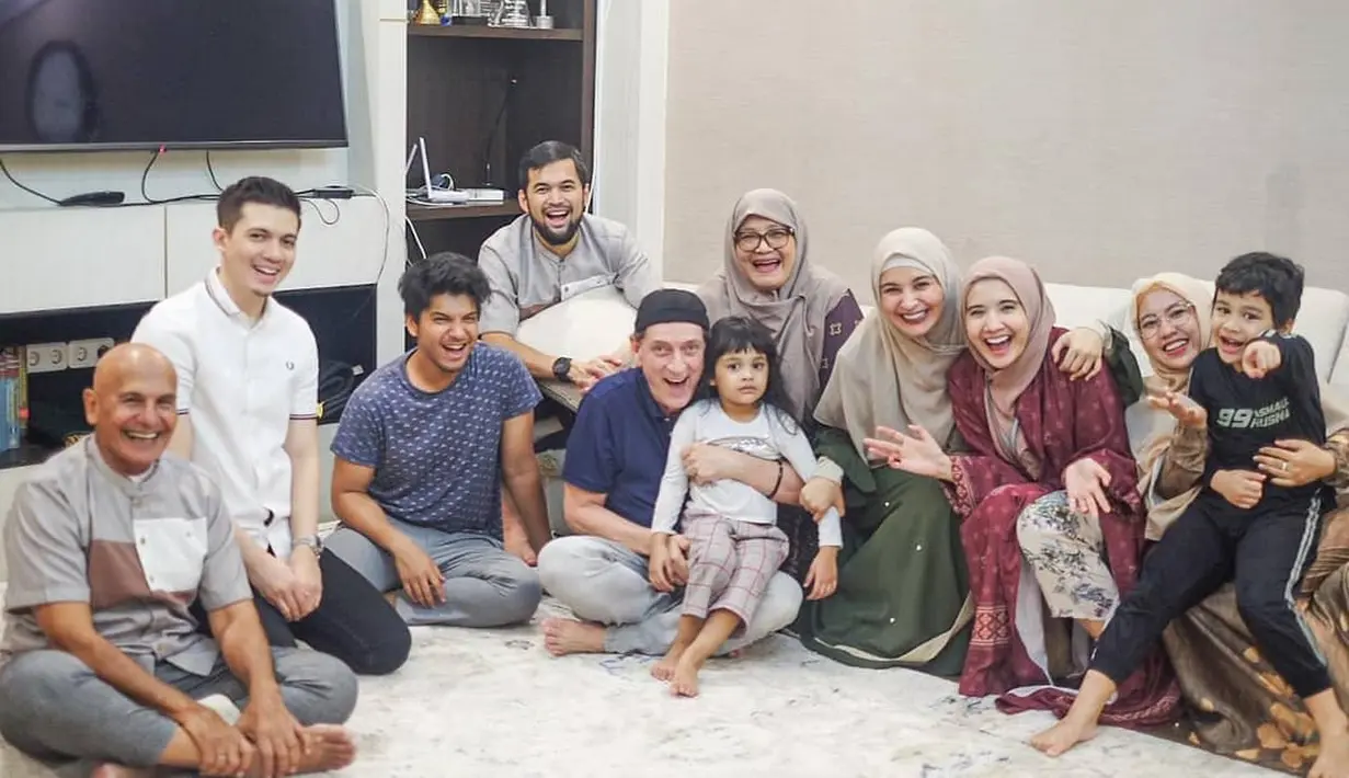 Tidak hanya dekat dengan ketiga anak sambungnya, Santi juga dekat mantan istri Mark Sungkar, Fanny Bauty. Dari beberapa potretnya, Mark dan Fanny beberapa kali kumpul bersama keluarga barunya masing-masing. [Instagram/santiasokamala]