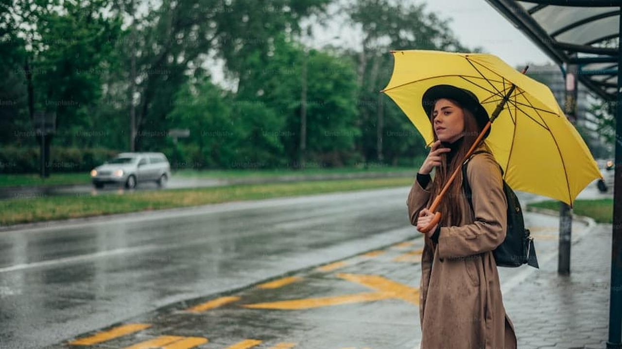 Foto perempuan dan payung/unsplash.com/getty Images