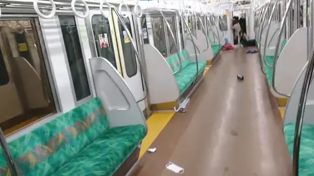 Kereta Tokyo saat badut Joker menyerang.