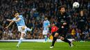 Gelandang City, Jesus Navas (kiri) berusaha mengumpan bola dari kawalan pemain PSG di leg kedua liga Champions di Etihad Stadium, Inggris (13/4). City menang atas PSG dengan skor 1-0. (Reuters/Darren Staples)