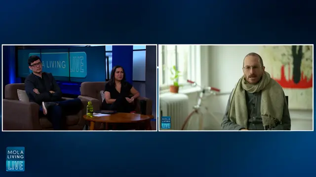 Timo Tjahjanto dan Rayya Makarim mewawancara Darren Aronofsky dalam acara Mola Living Live. (Foto oleh: Mola TV)