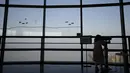 Seorang pengunjung menggunakan teropong untuk melihat sisi Korea Utara dari observatorium penyatuan di Paju, Korea Selatan, Jumat (24/2/2023). Korea Utara (Korut) kembali melakukan uji coba rudal.  (AP Photo/Lee Jin-man)